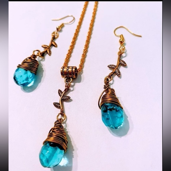 Blue glass beaded Teardrop wire wrapped necklace and earrings set - Picture 1 of 2